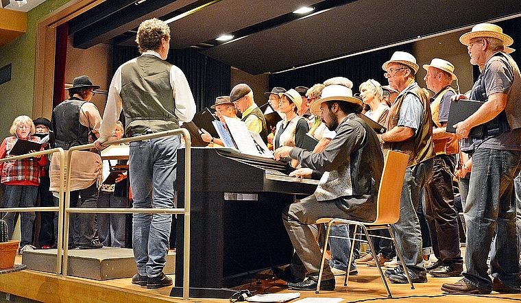 Wohlbehütet: : Die Dirigenten Claire Decaux und Ralf Ernst sorgen mit Pianist Luc Marin und den Chören für Unterhaltung im Barbershop. Foto: Roland Bürki