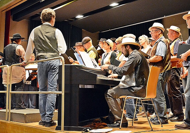 Wohlbehütet: : Die Dirigenten Claire Decaux und Ralf Ernst sorgen mit Pianist Luc Marin und den Chören für Unterhaltung im Barbershop. Foto: Roland Bürki
