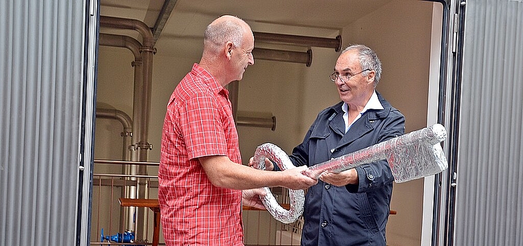 Der Schlüssel zum Trinkwasser: Hans Borer (rechts), Präsident der Baukommission LWV, übergibt das Bauwerk offiziell Urs Grolimund, Präsident der Betriebskommission LWV. Foto: Roland Bürki