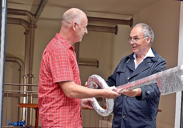 Der Schlüssel zum Trinkwasser: Hans Borer (rechts), Präsident der Baukommission LWV, übergibt das Bauwerk offiziell Urs Grolimund, Präsident der Betriebskommission LWV. Foto: Roland Bürki