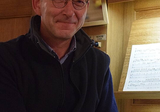 Liebt das Spiel auf der Orgel: Organist Andreas Maisch an der JohannJacob Brosy Orgel 1788. Foto: Bea Asper