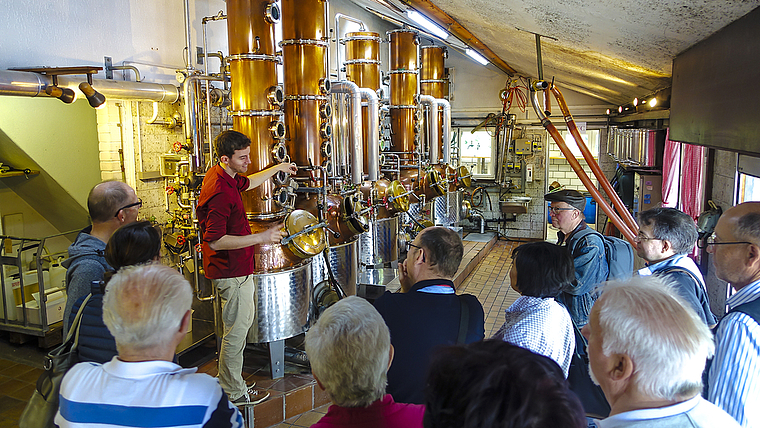 Öffentlichkeitsarbeit: Brenner Antonio Esposito zeigt Gästen die Brennanlage. Foto: ZVG