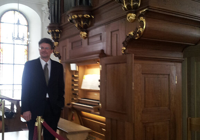 Organist mit Feingefühl: Cyrill Schmiedlin vor der berühmten Brosy-Orgel in der Kirche Erschwil.  Foto: Katharina Kilcher