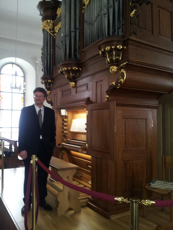 Organist mit Feingefühl: Cyrill Schmiedlin vor der berühmten Brosy-Orgel in der Kirche Erschwil. Foto: Katharina Kilcher