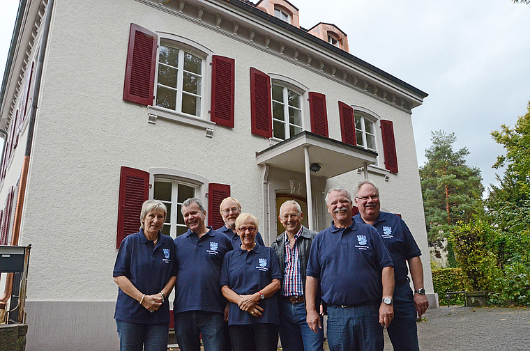 Neues Zuhause: Der Bürgerrat freut sich mit dem Bauführer Hans Schlienger (M.) über den gelungenen Umbau. Foto Heiner Leuthardt
