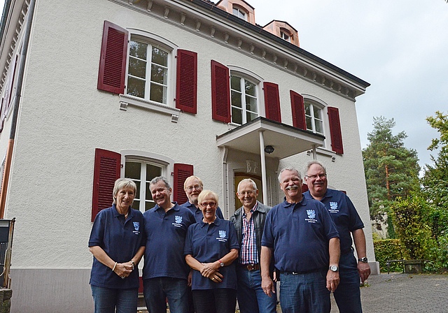 Neues Zuhause: Der Bürgerrat freut sich mit dem Bauführer Hans Schlienger (M.) über den gelungenen Umbau. Foto Heiner Leuthardt