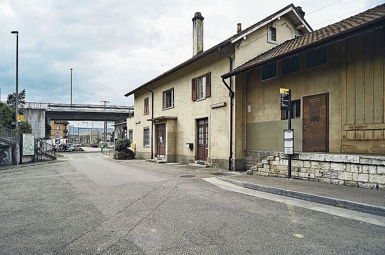 Beim Bahnhof Münchenstein ist wenig los: Die vielen Arbeitsplätze befinden sich weiter südlich. Foto: Roland Schmid