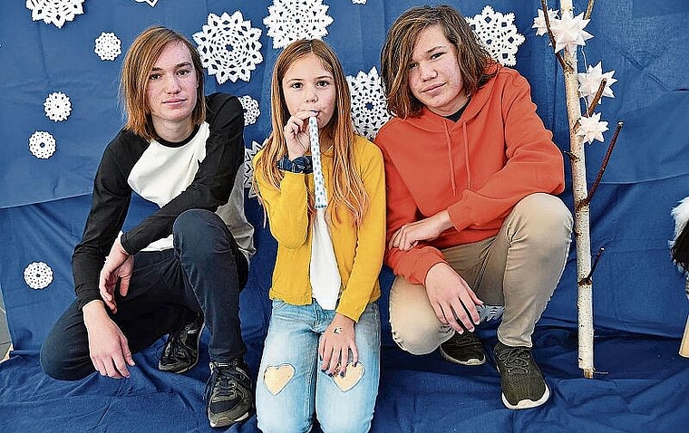 Arbeiten am Filmprojekt mit: (v.l.) Die Geschwister Philippe, Johanna und Nicolas Landuydt aus Breitenbach. Johanna Landuydt liest gemeinsam mit ihrer Mutter eine Geschichte, Philippe und Nicolas Landuydt rezitieren Gedichte. Ausserdem wünschen sie