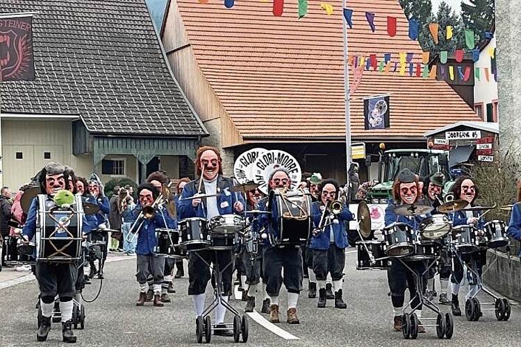 Marsch durch Hofstetten: Die Guggen sorgten für die fröhlichen Klänge und luden nach dem Umzug im Dorfzentrum zum Konzert und zum fasnächtlichen Beisammensein ein. Fotos: Bea Asper