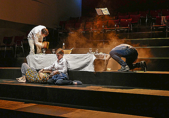 Der Braten ist im Eimer, aber nie die Spielfreude: Paul (Jonas Gygax), Lea (Newa Grawit), Doris (Franziska von Fischer) und Micha (Robert Baranowski) v. l. Foto: ZVG/Mirjam Wicki