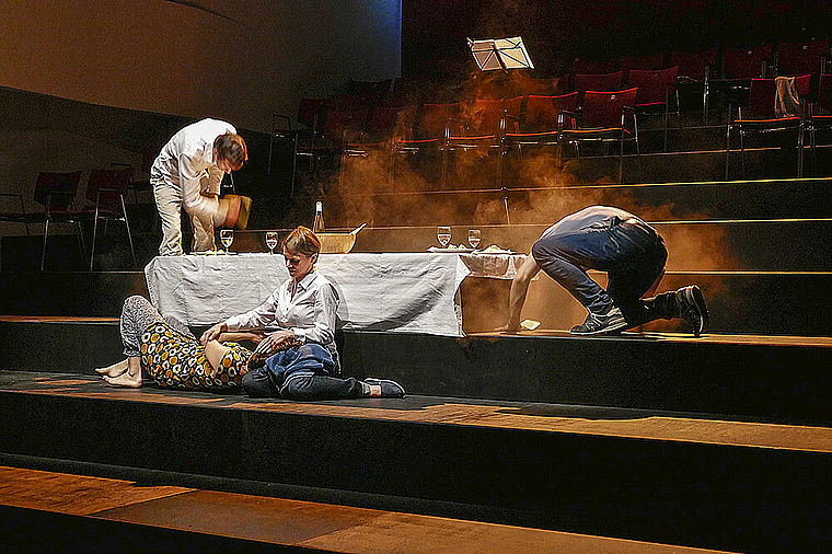Der Braten ist im Eimer, aber nie die Spielfreude: Paul (Jonas Gygax), Lea (Newa Grawit), Doris (Franziska von Fischer) und Micha (Robert Baranowski) v. l. Foto: ZVG/Mirjam Wicki