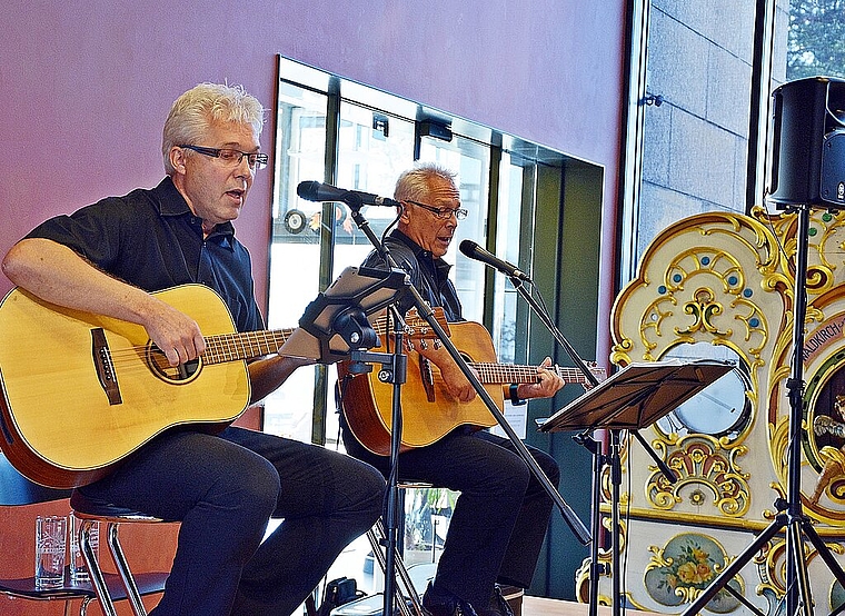 Live-Musik zwischen Musikautomaten: Das Troubadour-Duo KARIBUM mit Christoph Zehnder (links) und Peter Wyss. Foto: Roland Bürki