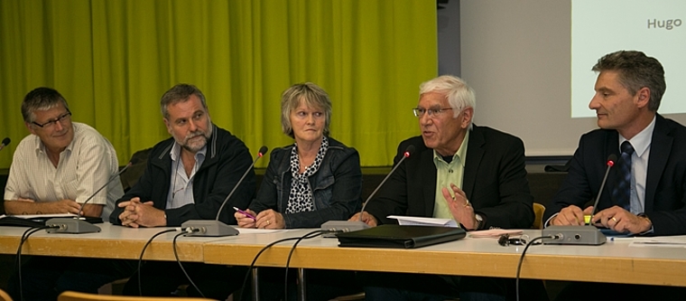 Podium: (v.l.) Hugo Bürki, Gemeinderat Duggingen, Markus Vögtlin, Bauverwalter Breitenbach, Ursula Borer, Gemeindepräsidentin Grindel, Dieter Wissler, Gemeindepräsident Blauen, Alex Imhof, Stadtpräsident Laufen.