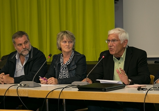 Podium: (v.l.) Hugo Bürki, Gemeinderat Duggingen, Markus Vögtlin, Bauverwalter Breitenbach, Ursula Borer, Gemeindepräsidentin Grindel, Dieter Wissler, Gemeindepräsident Blauen, Alex Imhof, Stadtpräsident Laufen.
