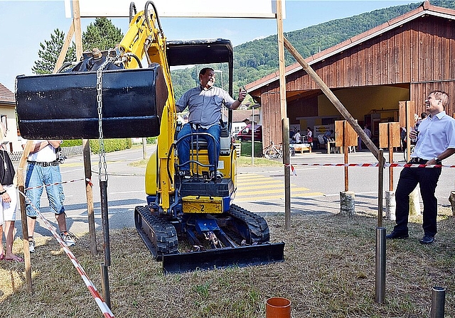 Zielsicher: Gewerbeverbands-Vizepräsident Martin Vogel (auf Bagger) zeigt Wirtschaftsförderer Thomas Boillat (r.) die fehlenden Millimeter, um einzulochen. Und die schafft er. Fotos: Roland Bürki
