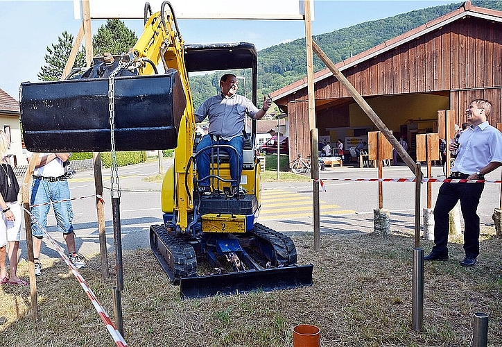 Zielsicher: Gewerbeverbands-Vizepräsident Martin Vogel (auf Bagger) zeigt Wirtschaftsförderer Thomas Boillat (r.) die fehlenden Millimeter, um einzulochen. Und die schafft er. Fotos: Roland Bürki
