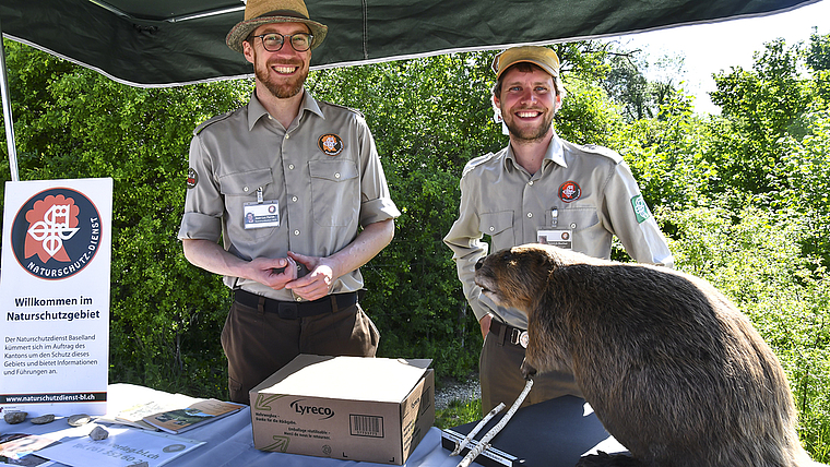 Entdeckungsreise in der Reinacher Heide: Die beiden Ranger Jean-Luc Perret (l.) und Yannick Bucher brachten den zahlreichen Besucherinnen und Besuchern die Welt der Wassernager näher. Foto: Bea Asper