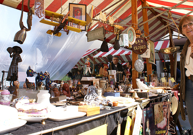Trouvailles: Antiquitäten- und Flohmarkt beim Birscenter.   Foto: Jürg Jeanloz