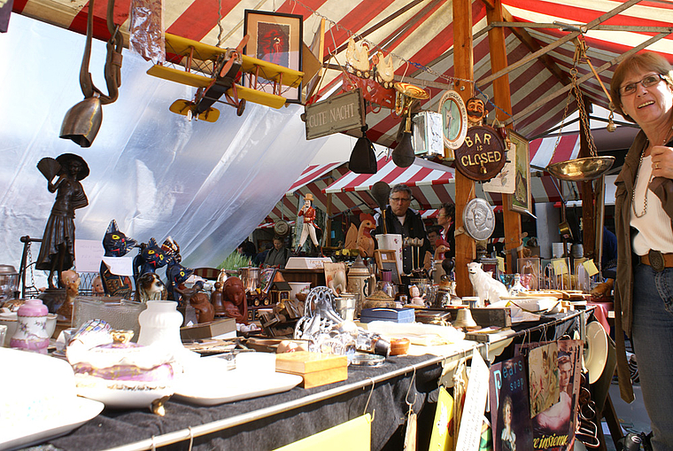 Trouvailles: Antiquitäten- und Flohmarkt beim Birscenter. Foto: Jürg Jeanloz