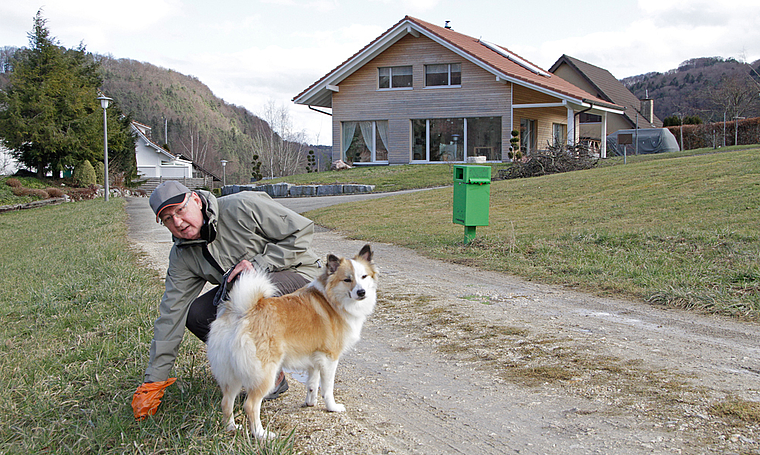 So wirds gemacht: Ueli Meier auf seiner Tour mit Islandhund Fengur, der soeben sein Geschäft gemacht hat. Foto: Martin Staub