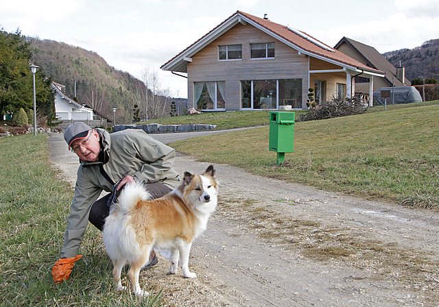 So wirds gemacht: Ueli Meier auf seiner Tour mit Islandhund Fengur, der soeben sein Geschäft gemacht hat.  Foto: Martin Staub