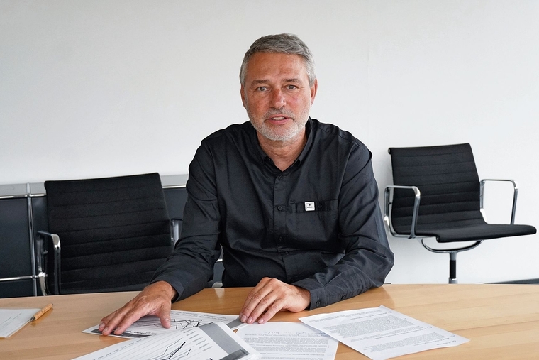 «Jetzt ist nicht mehr die Zeit für Schönwetterpolitik»: Gemeindepräsident Ferdinand Pulver zeigt auf, warum es die einschneidenden Sparmassnahmen braucht. Foto: Tobias Gfeller