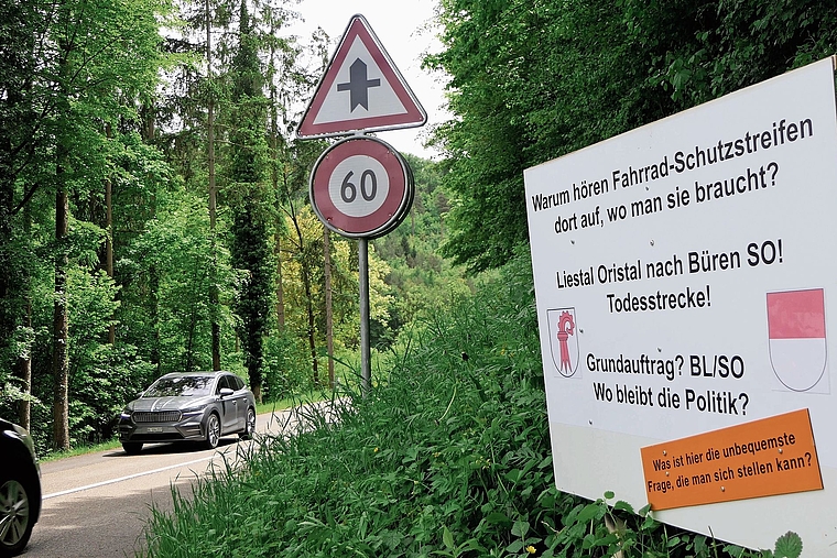 Gefährlich: Auf der engen Strasse fehlt ab der Solothurner Kantonsgrenze der Platz für einen Fahrradstreifen. Foto: zvg