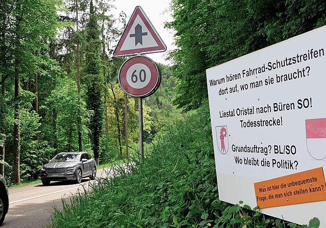 Gefährlich: Auf der engen Strasse fehlt ab der Solothurner Kantonsgrenze der Platz für einen Fahrradstreifen. Foto: zvg