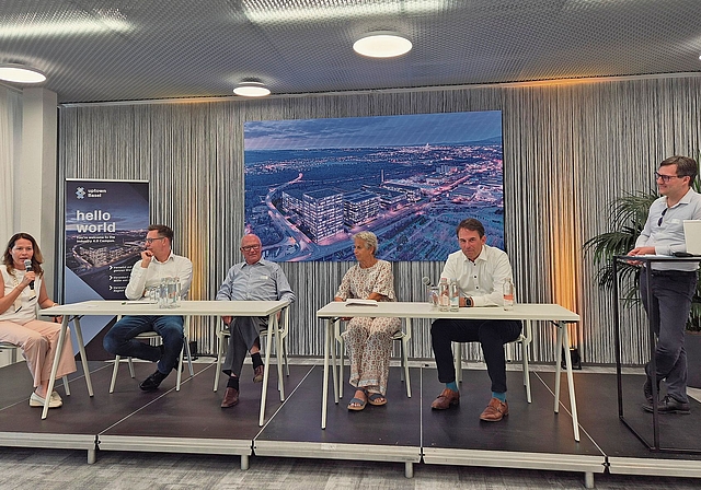 Auf dem Podium (v. l.): Brigitte Treyer (Gemeindevizepräsidentin Arlesheim), Arnoud Middel (Personalchef Straumann Group), Thomas Staehelin (Investor uptownBasel), Jeanne Locher (Gemeindepräsidentin Münchenstein), Balz Stückelberger (ehemaliger F
