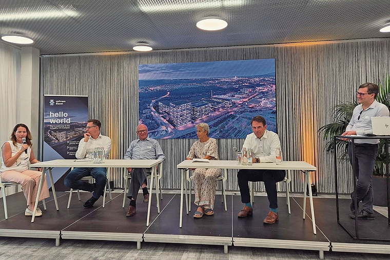 Auf dem Podium (v. l.): Brigitte Treyer (Gemeindevizepräsidentin Arlesheim), Arnoud Middel (Personalchef Straumann Group), Thomas Staehelin (Investor uptownBasel), Jeanne Locher (Gemeindepräsidentin Münchenstein), Balz Stückelberger (ehemaliger F