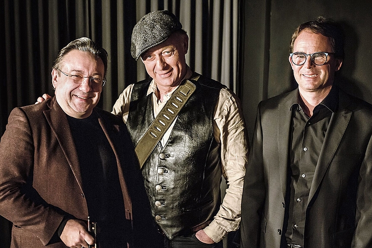 Bleiben spontan (von links): Adam Taublitz an der Violine, Florian Schneider und Roman Bislin am Piano. Foto: zvg / Kathrin Horn