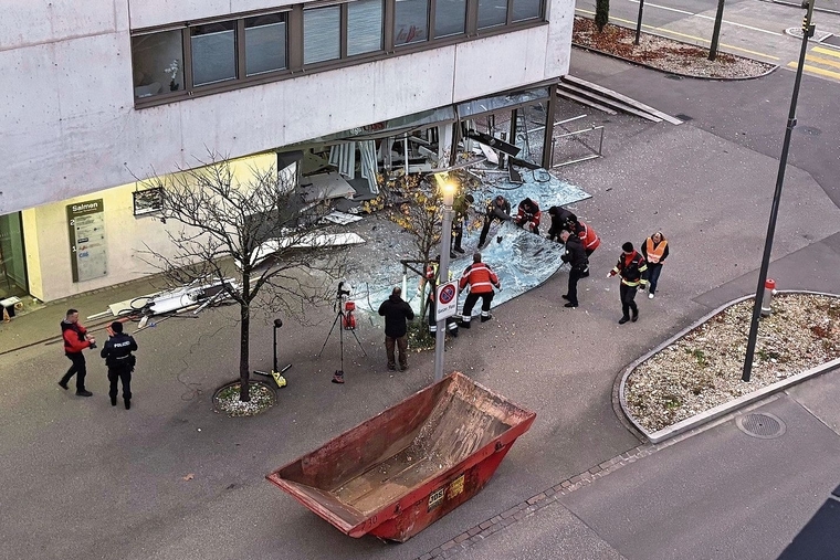 Beträchtlicher Sachschaden: Nach der Explosion in der UBS-Filiale in Laufen bietet sich den Einsatzkräften ein Bild der Zerstörung. Foto: Felix Egger/ZVG