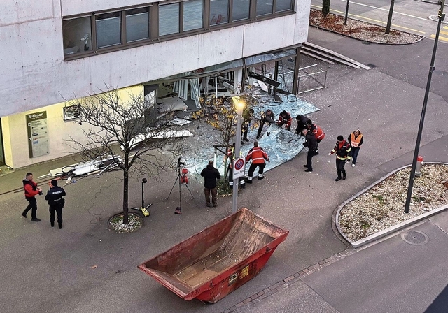 Beträchtlicher Sachschaden: Nach der Explosion in der UBS-Filiale in Laufen bietet sich den Einsatzkräften ein Bild der Zerstörung. Foto: Felix Egger/ZVG