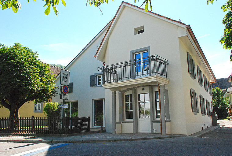 Nach Sanierung: Das «Jägerstübli» erstrahlt in neuem Glanz; links die charakteristische Kastanie. Foto: Thomas Brunnschweiler