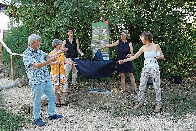 Weihen die Birswarte-Tafel ein: (v.l.) Theo Furrer (Grafik), Doris Rutishauser (Birspark Landschaft), Natascha Stauffer (Ebenrain-Zentrum für Landwirtschaft), Christine Koch (Gemeinderätin), Pamela Köllner (Fachbereich Umwelt/Energie/Landschaft). Tobias Gfeller