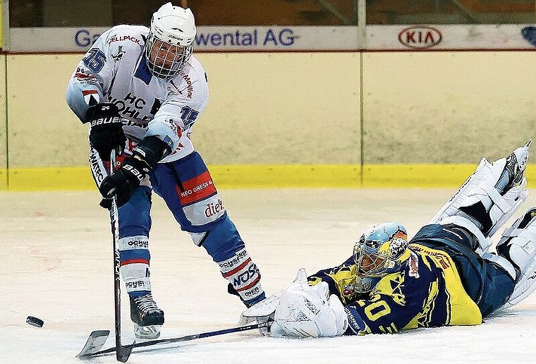 Selbstbewusst: Laufens Torhüter Christoph Imhof entschied mit dieser mutigen Aktion das Penaltyschiessen und damit das Spiel. Foto: eh-presse