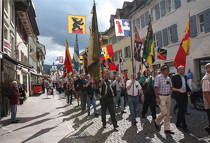 Festzug: Begleitet von den Fahnen und der Stadtmusik Laufen ziehen die Schützengesellschaften sowie Gäste durchs Stedtli. Fotos:Gaby Walther
