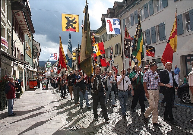 Festzug: Begleitet von den Fahnen und der Stadtmusik Laufen ziehen die Schützengesellschaften sowie Gäste durchs Stedtli. Fotos:Gaby Walther