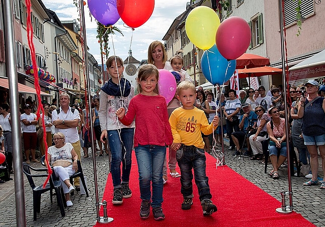 Modeschau: Die Models jeden Alters geniessen ihren noch nicht ganz professionellen Auftritt. Fotos: Martin Staub
