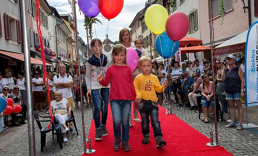Modeschau: Die Models jeden Alters geniessen ihren noch nicht ganz professionellen Auftritt. Fotos: Martin Staub
