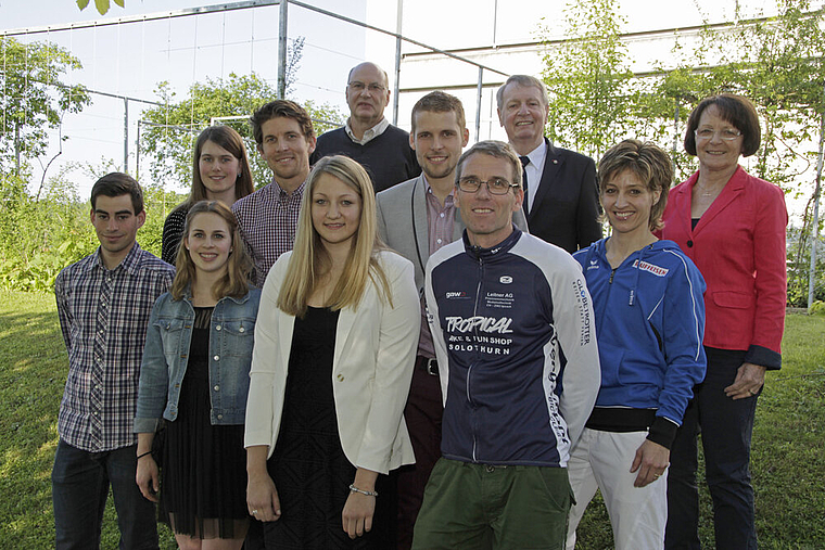 Fast alle Preisträger: (v. l.) Manuel Fasnacht, Sara Metzger (vorne), Mirjam Lips (dahinter), Gabriel Lombriser, Carole Trösch, Kurt Bürgi, Stefan Lombriser, Kurt Birk, Tropical Team, Bruno Huber, Sandra Luterbacher, STV Niederbuchsiten, Marianne