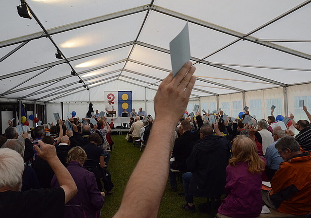 Abstimmung unter dem Zeltdach: Impression aus der Jubiläumsversammlung der Bürgergemeinde Reinach.  Foto: Heiner Leuthardt