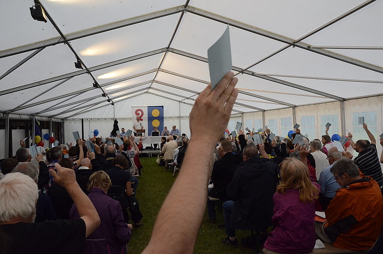Abstimmung unter dem Zeltdach: Impression aus der Jubiläumsversammlung der Bürgergemeinde Reinach. Foto: Heiner Leuthardt
