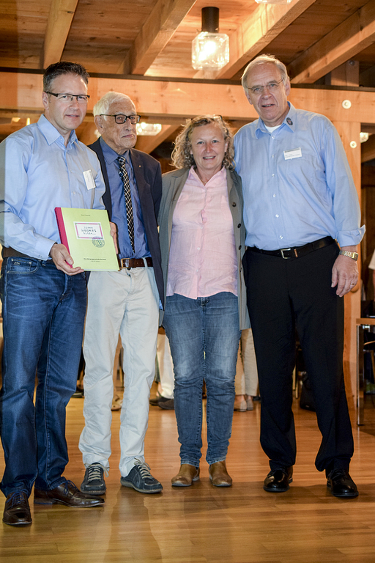 Hommage an die Bürgergemeinde: Bürgerrat Jürg Feigenwinter, Autor René Salathé, Gestalterin Ursula Stolzenburg und Bürgergemeindepräsident Peter J. Meier präsentieren die Geschichte der Bürgergemeinde Reinach. Foto: Bea Asper
