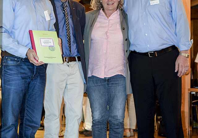 Hommage an die Bürgergemeinde: Bürgerrat Jürg Feigenwinter, Autor René Salathé, Gestalterin Ursula Stolzenburg und Bürgergemeindepräsident Peter J. Meier präsentieren die Geschichte der Bürgergemeinde Reinach.  Foto: Bea Asper