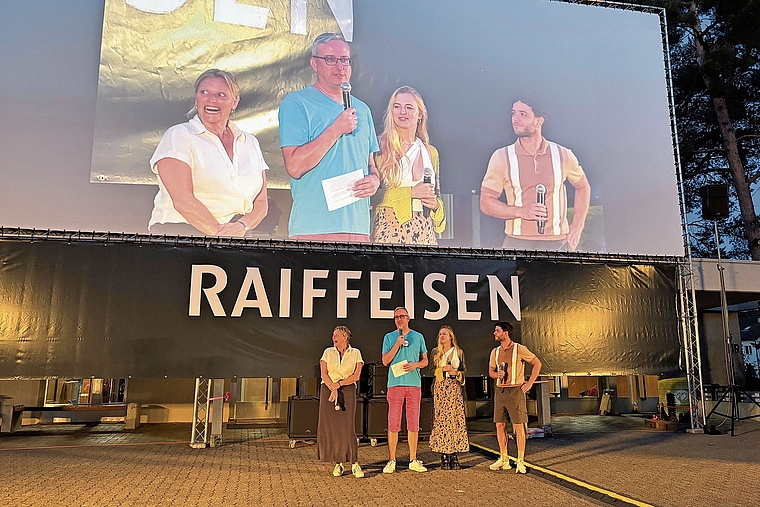 Zum Anfassen: Alex Strohm (2. von links) stellte Susanne Kunz (links), Elena Flury und Luca Hänni auch ganz persönliche Fragen.Foto: Caspar Reimer