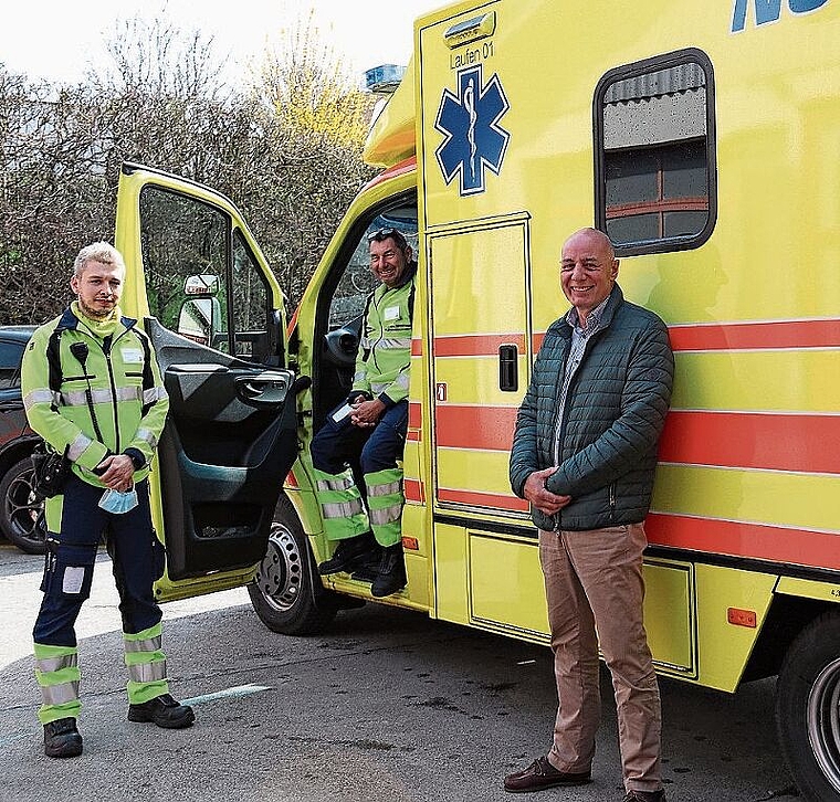 Im Einsatz für die Region: (v.r.) Thomas Schwander, Leiter Rettungsdienst, Rettungssanitäter Alain Baumann und Nathanael Barth. Foto: Gaby Walther