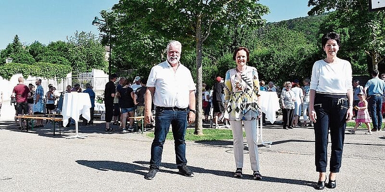 Erste Gemeindepräsidentin: Metzerlen-Mariastein feierte am Sonntag Marianne Frei (Mitte) als die erste Frau an der Spitze der Gemeinde. Glückwünsche kamen von der Gastrednerin Sandra Kolly, die zum ersten Mal in der Geschichte des Kantons die CVP 