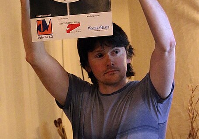 Hoch soll sie leben: Simon Haener präsentiert das Plakat für die GiGa. Foto: Gini Minonzio