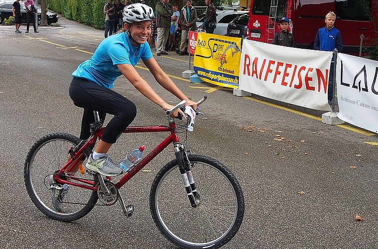 Hat sichtlich Freude am Triathlon: Eine Teilnehmerin beim Wechsel auf die Radstrecke. Foto: Fabienne Suter Hat sichtlich Freude am Triathlon: Eine Teilnehmerin beim Wechsel auf die Radstrecke. Foto: Fabienne Suter